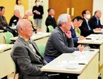 リーダーに必要な要素などについてメイ氏の講演に聞き入る会員＝６日、倉吉市上井町１丁目の日本海新聞中部本社ホール