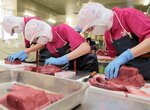マグロを切り分ける生徒たち＝１４日、境港市竹内町の境港総合技術高