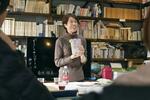 　「そうしてサンパギータは神戸にいる」の出版経緯を説明する奈良雅美さん＝２０２５年２月、兵庫県加古川市