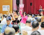 松江刑務所で歌うペペの北尾真奈美さん（左）と井勝めぐみさん。ステージ上に田部由美子さん＝２０２４年６月２１日