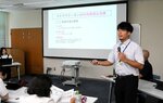 考えた政策を発表する職員