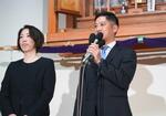 　秋田県知事選で当選を決め、あいさつする鈴木健太氏＝６日夜、秋田市