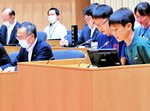 議場で深沢市長（左から２人目）らに、考えた施策を提案する児童