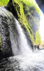 滝つぼの近くで不安定な石や岩がないか入念に確認する参加者＝７日、新温泉町海上のシワガラの滝
