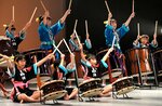 元気いっぱいに和太鼓を演奏する出演者＝４日、鳥取市民会館