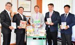 本を手にする横山会長（中央）と広田市長（左から２人目）ら