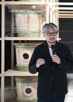 　パビリオン「ＥＡＲＴＨ　ＭＡＲＴ」で展示内容を発表する小山薫堂さん。後方は梅干しを漬けるたる＝１８日午後、大阪市此花区