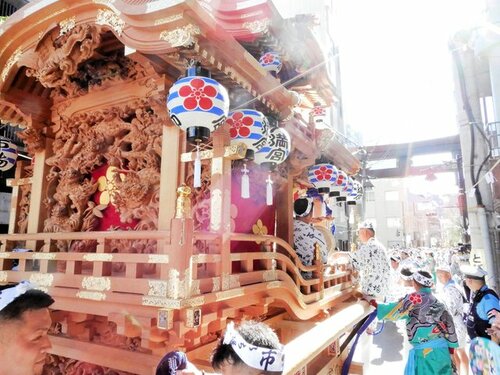 勇壮に進む地車　太鼓と鐘を打ち鳴らし龍おどりとともに勇壮に進む地車（じぐるま）。その祭りのリズムに観客の体も自然と揺れる