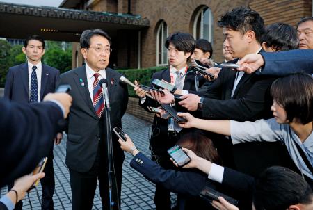 　米関税を巡る閣僚交渉について石破首相に報告後、記者団の取材に応じる赤沢経済再生相＝１日午後、首相公邸