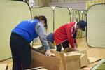 　避難所となっていた石川県輪島市立大屋小で、片付けをする谷内口喜美さん（右）＝１３日午後