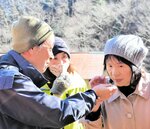 松永さん（左）からシカが好まない植物など野生動物の生態について説明を受ける参加者＝１８日、新温泉町久斗山