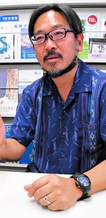 山陰海岸ジオパークの現状に危機感を募らせる柚洞准教授＝１６日、鳥取市の鳥取環境大