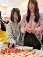 おいしいケーキを取り、笑顔を見せる学生
