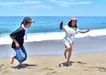 海開きした白兎海水浴場の砂浜で楽しむ観光客ら＝５日、鳥取市白兎