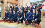  林業の担い手を目指して入学した６期生ら＝８日、日南町役場 