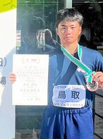 男子Ｕ１６ジャベリックスローで３位に入った島村颯弥＝愛媛県総合運動公園