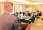 会員らを前に新年のあいさつをする中村会長（手前左）＝１２日、香美町香住区境の夕凪の丘