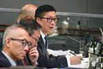 　議会に臨む香港政府のトウ炳強保安局長（手前から３人目）＝１２日、香港（共同）