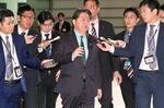 　首相官邸で記者団の取材に応じる林官房長官（中央）＝１０日午前