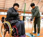 グラウンドゴルフに挑戦する参加者＝７日、倉吉市葵町の市営体育センター