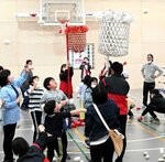 玉入れに夢中になる参加者ら＝１１日、鳥取市布勢の鳥取ユニバーサルスポーツセンター・ノバリア
