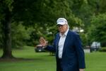 　記者団に手を上げるトランプ大統領＝２５日、ワシントン（ＡＰ＝共同）