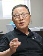 　取材に応じる廉東有さん＝４月、韓国・光州（共同）