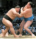 伯桜鵬（左）が押し倒しで玉正鳳を破り、勝ち越しを決めたが８勝止まりだった＝エディオンアリーナ大阪