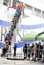 環日本海定期貨客船から境港に降り立つ韓国人観光客＝２０１７年４月、境港市昭和町