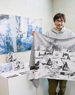 　富山県内の絶景を再現したブランケットを紹介するスズニットの長沢吉将さん
