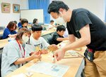 段ボール工作にチャレンジする参加者ら