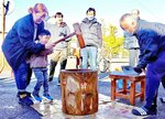 元気に餅つきに挑戦する参加者ら