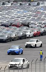 　輸出拠点の横浜港で運搬船に移動する自動車＝４月