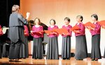息の合った歌声を披露するゆむら女声コーラスのメンバー＝１日、新温泉町湯の夢ホール