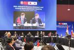 　日本、中国、韓国と東南アジア諸国連合の財務相・中央銀行総裁会議の様子＝４日、イタリア・ミラノ（共同）