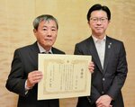  伊木市長（右）から感謝状を贈られた山田さん＝２９日、米子市役所 