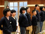 【元気よく歌い】元気よく校歌を斉唱する児童。なじみのある校歌にも別れを告げた＝奥佐津小
