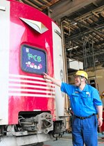 ３８１系に「お疲れさま」とねぎらう阿部さん＝１０日、島根県出雲市東神西町のＪＲ後藤総合車両所出雲支所