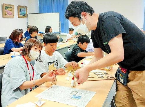 段ボール工作にチャレンジする参加者ら