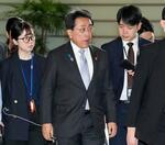 　首相官邸に入る赤沢経済再生相＝２９日午前