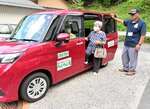 落折、小船地区を走るコミュニティータクシーに乗り込む住民＝２日、若桜町落折