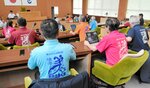 マグロのポロシャツを着て本会議に臨む市議ら＝２日、境港市議会議場