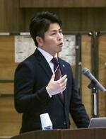 　講演会で発言する東京・池袋の乗用車暴走事故で妻子を亡くした松永拓也さん＝２３日午後、京都市