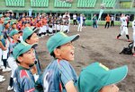 大興奮　元プロ野球選手がバッティングを披露。特大アーチに大歓声