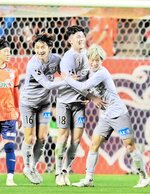鳥取－長野　ガイナーレは前半４５分、田中翔（中央）がバースデーゴールとなる２点目を挙げ、チームメートと喜び合う＝長野Ｕスタジア