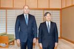 　ブルガリアのラデフ大統領と記念撮影される天皇陛下＝１９日午後、皇居・御所（宮内庁提供）