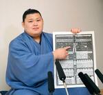 　新関脇に昇進し、番付表を持つ大の里＝１日、愛知県安城市の二所ノ関部屋宿舎