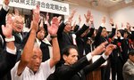 地元の期待の声を受け、総裁選出馬への意欲を強くにじませた石破氏（中央）＝２７日、米子市内のホテル