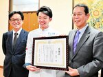 長戸町長（右）から感謝状を受け取る田中さん（中央）