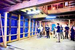 修理された柱や蔵を見学する会員ら＝１６日、倉吉市西仲町の高田酒造